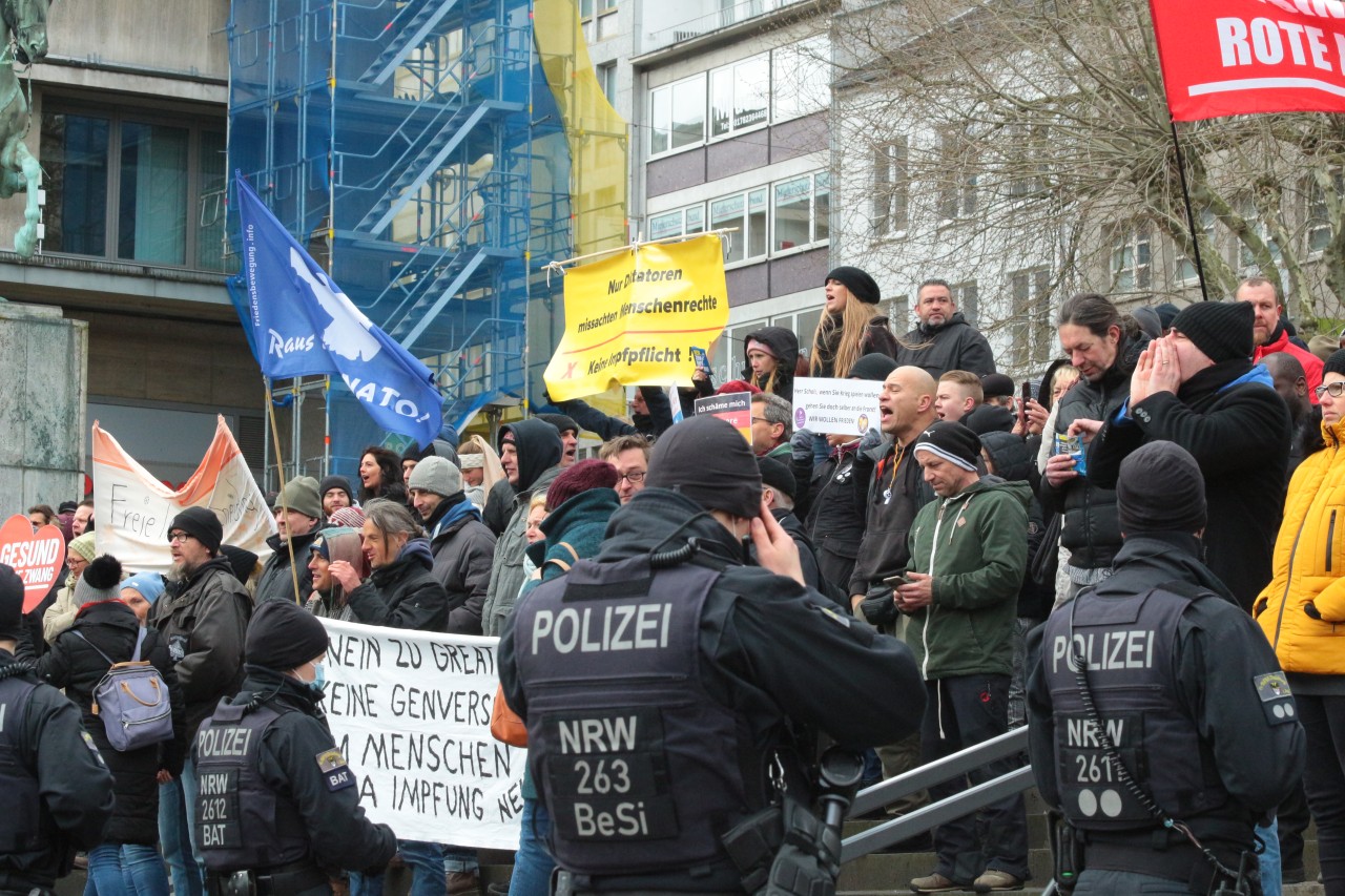 Zahlreiche Impfgegner brachten ihrem Unmut über die SPD-Politik zum Ausdruck.