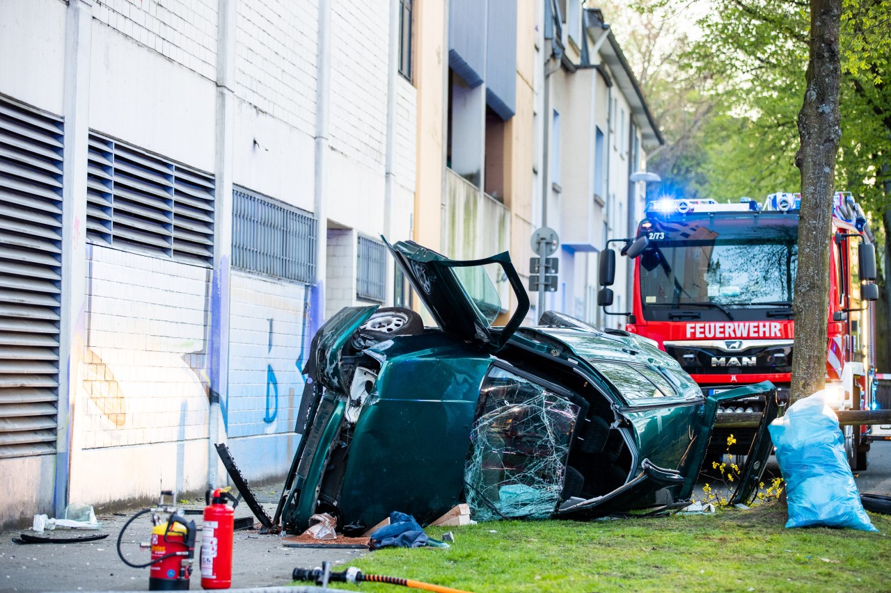 Essen: Der völlig zerstörte Unfall-Wrack nach dem verheerenden Sturz.