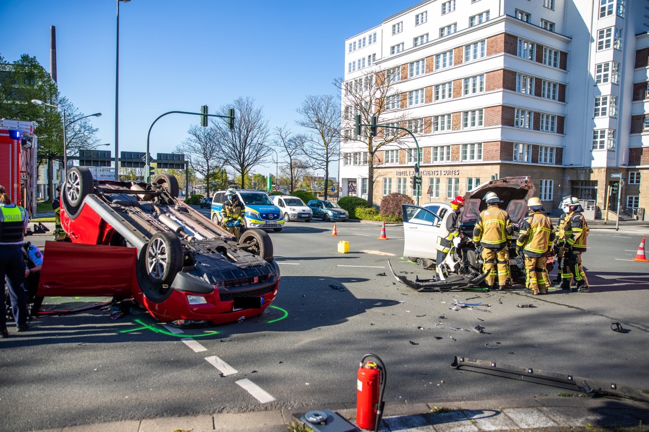 Essen: Zwei Fahrzeuge sind miteinander kollidiert, das rote Auto hat sich überschlagen, liegt auf dem Dach.