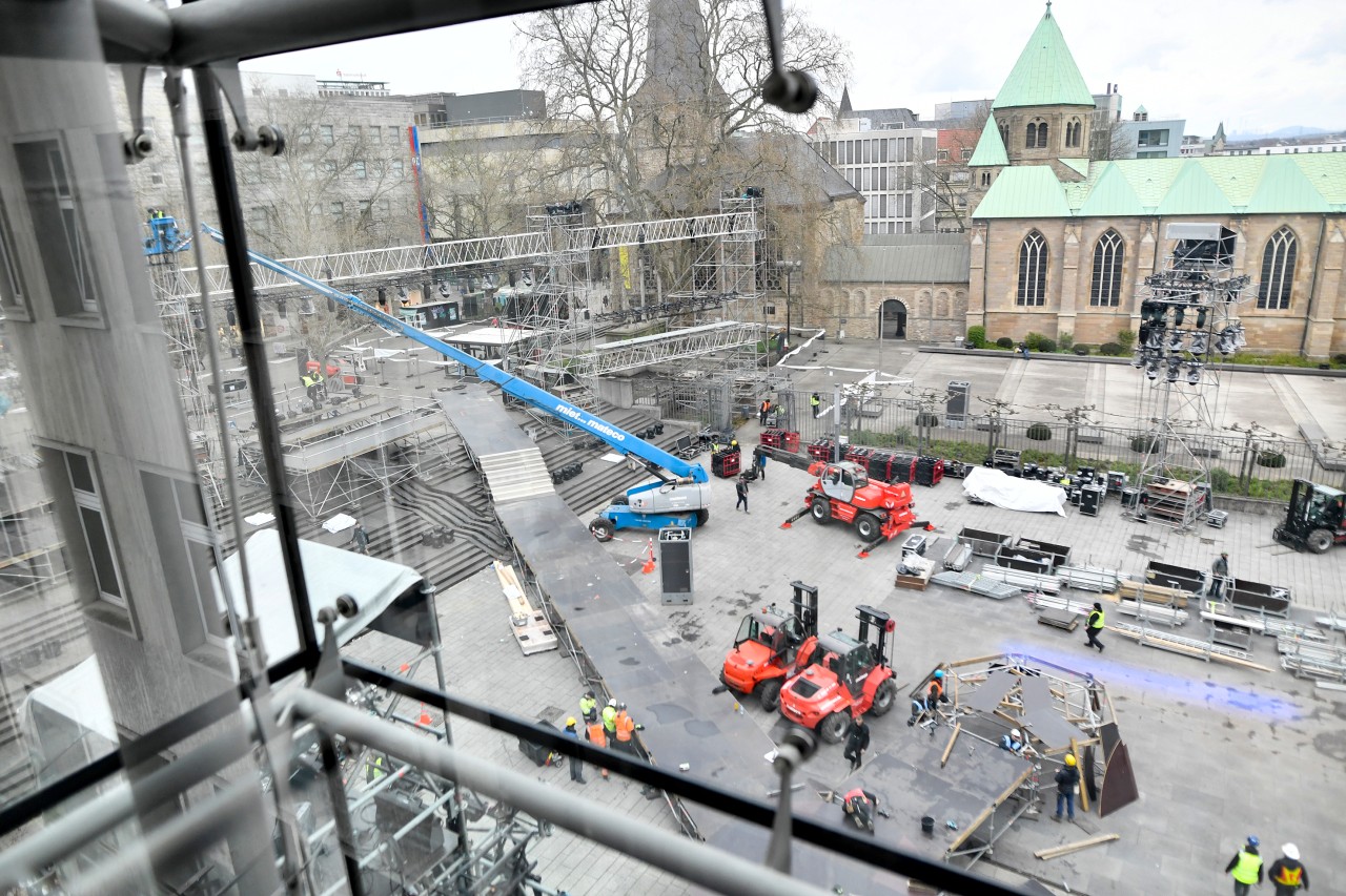 In Essen laufen auf dem Burgplatz grade die Aufbauarbeiten für die Passion.