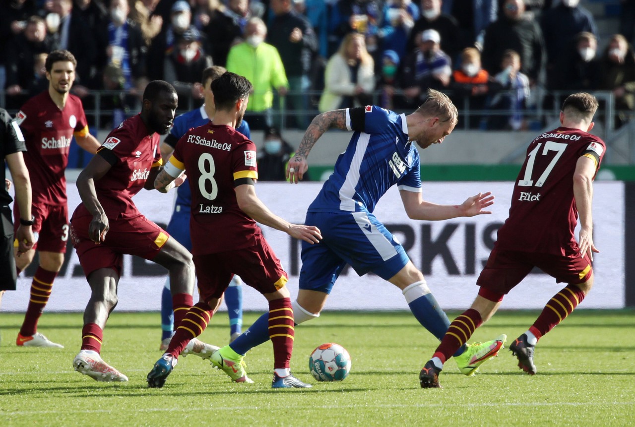 Vor einigen Wochen liebäugelte Philipp Hofmann noch mit einer Rückkehr zum FC Schalke 04. Jetzt wechselt er stattdessen zu einem Rivalen. Hier mehr dazu. 