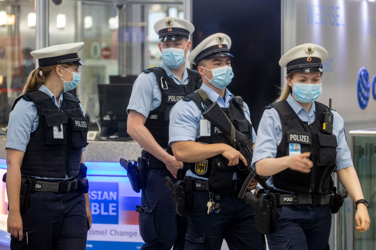 Erstaunte Blicke bei den Bundespolizisten am Flughafen Düsseldorf. Bei einer Ausreisekontrolle kommen menschliche Abgründe ans Licht. (Symbolbild)