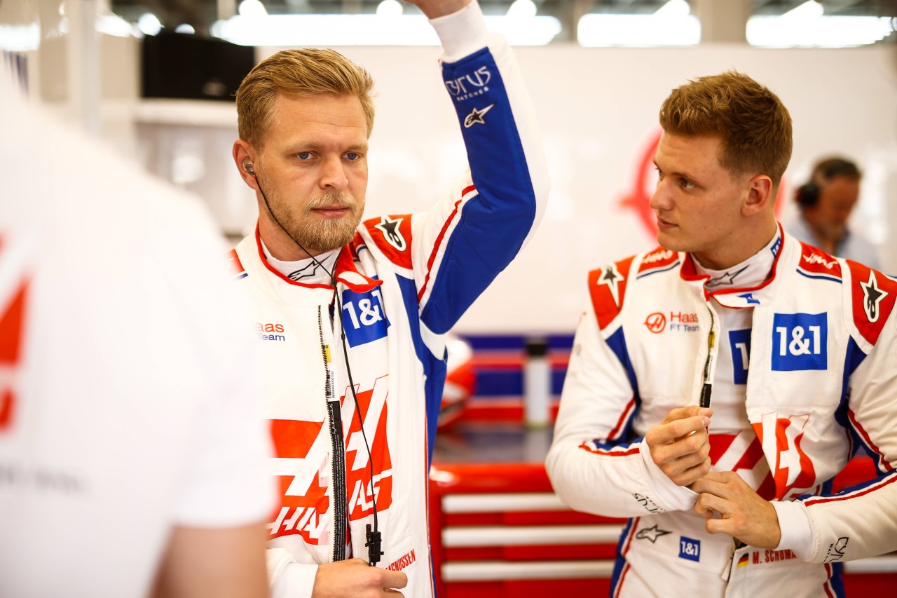 Bei Haas gibt Kevin Magnussen (l.) jetzt den Ton an.