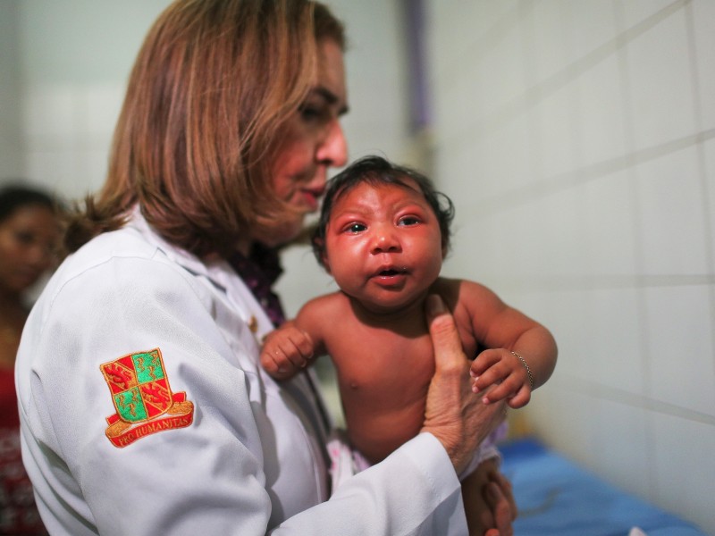 Die Weltgesundheitsorganisation (WHO) hat vor einer Ausbreitung des gefährlichen Zika-Virus gewarnt und einen globalen Gesundheitsnotstand ausgerufen. Die massive Häufung eines zu kleinen Schädelvolumens bei Neugeborenen (Mikrozephalie) steht in Zusammenhang mit einer Zika-Infektion bei Schwangeren.