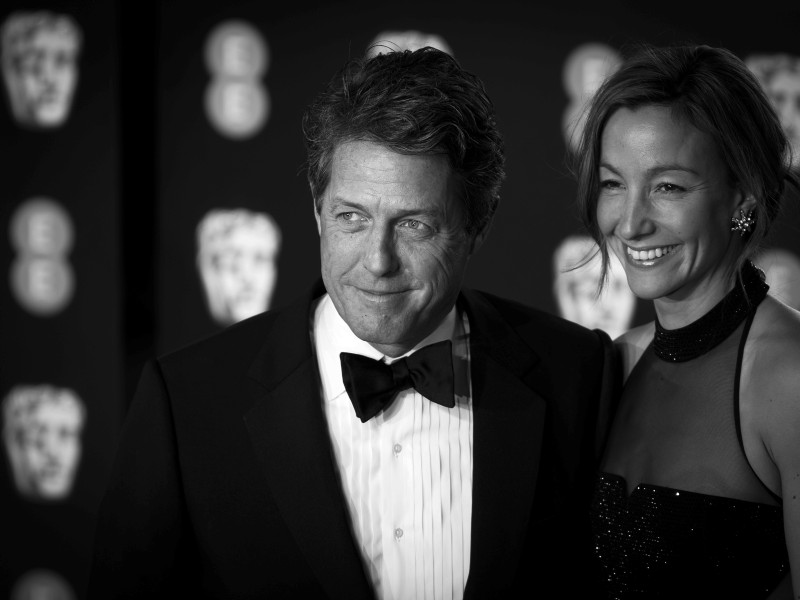 Der britische Schauspieler Hugh Grant hat seine Freundin Anna Eberstein Ende Mai geheiratet. Das Paar ist seit sechs Jahren zusammen und hat drei gemeinsame Kinder. Das Jawort gaben die beiden sich im kleinen Kreis in London. 