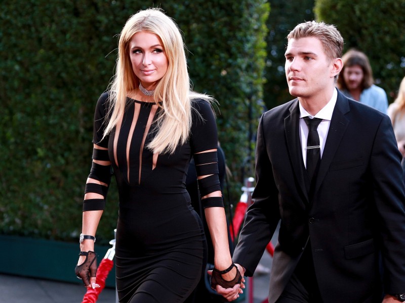 US-Glamourgirl Paris Hilton und Schauspieler Chris Zylka („The Leftovers“) haben sich verlobt. „Ich habe mich noch nie so glücklich, sicher und geliebt gefühlt. Er ist in jeder Hinsicht perfekt für mich und hat mir gezeigt, dass es Märchen wirklich gibt“, sagte die Urenkelin des Hoteliers Conrad Hilton dem „People“-Magazin. 