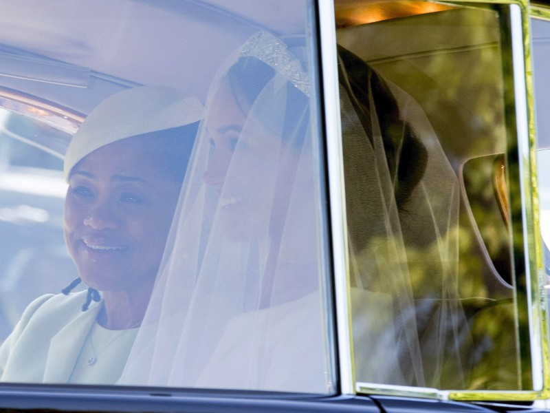 Sie hat ihre Tochter im Auto zur Kirche begleitet.