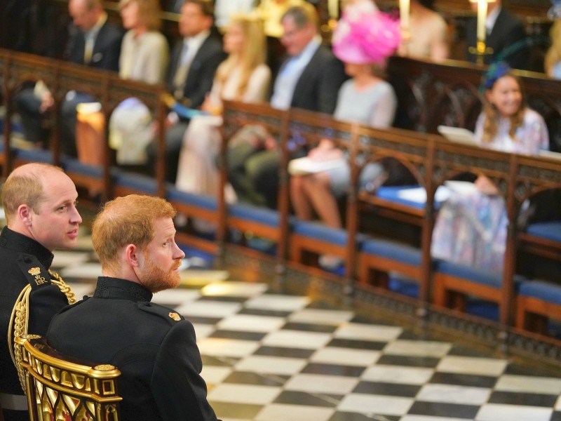 Die Brüder Harry und William sind schon früh in der Kirche und warten ziemlich aufgeregt, dass es losgeht. 