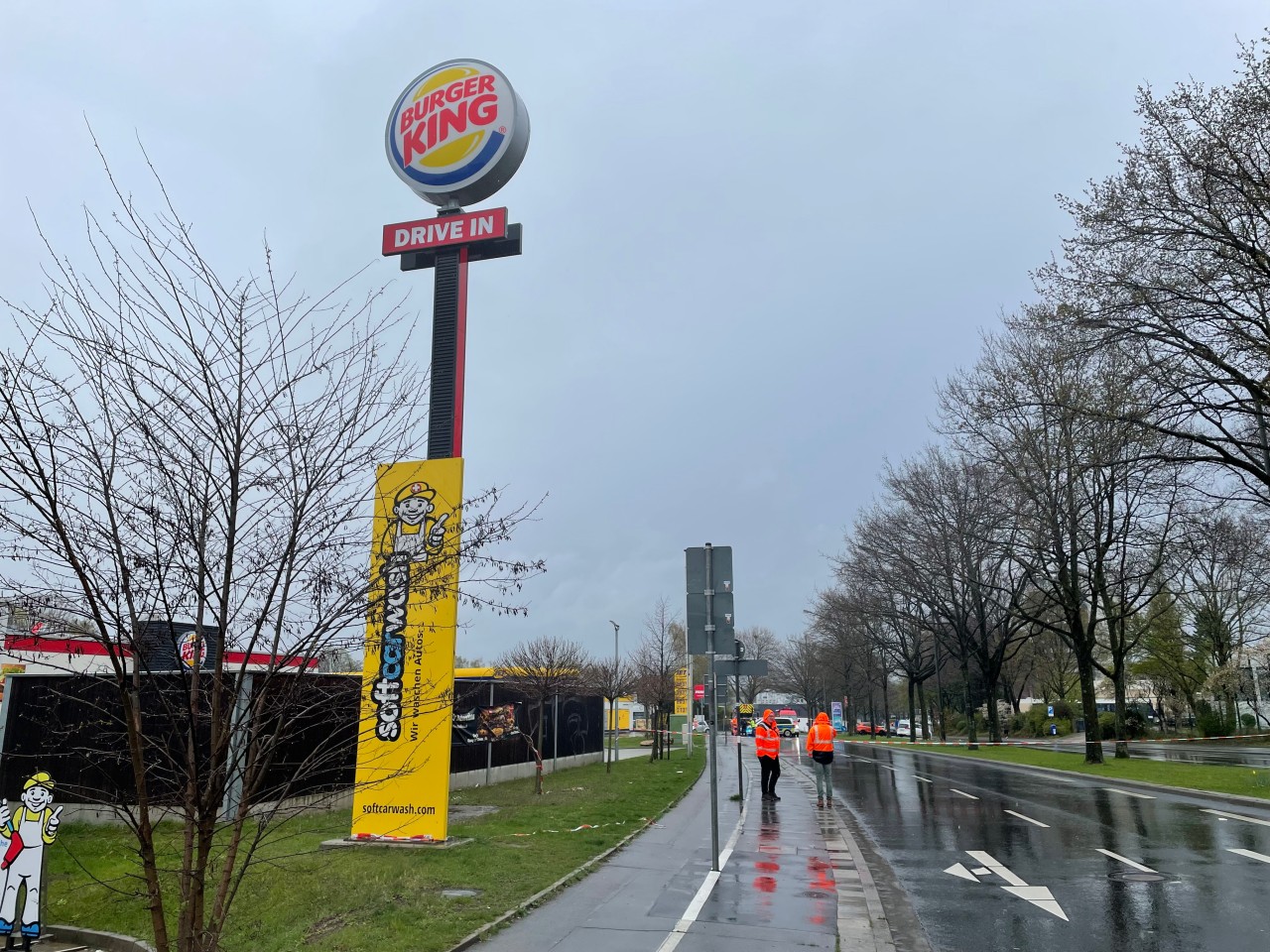 Gelsnekirchen: Der Nordring ist gesperrt! Eine Werbetafel droht auf die Fahrbahn zu krachen.