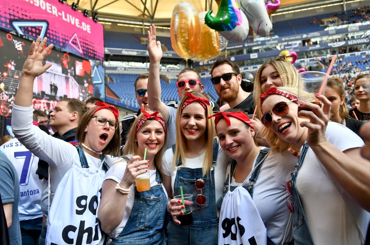 Bei der 90er-Party in der Veltins-Arena auf Schalke wurden abgelaufene Getränke verkauft. (Archivbild)