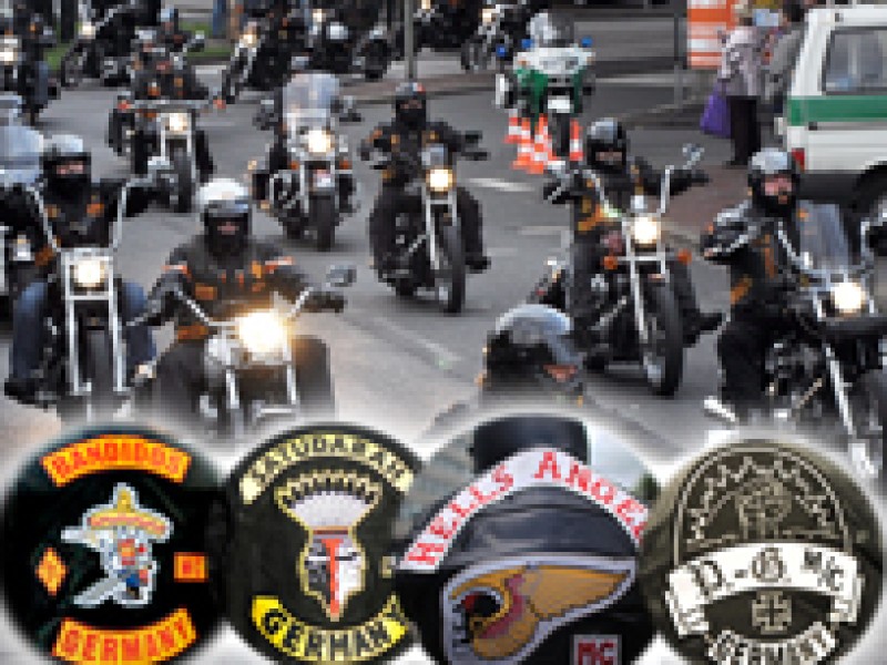 Das mag auch damit zusammen hängen, dass die alte Hells-Angels-Parole „Angels forever - forever Angels“, die die lebenslange Treue zum Club signalisieren soll, die Kutte nicht mehr wert ist, auf die sie oft gestickt wird. Denn bei den Nachwuchskräften, die in den meisten Fällen einen Migrationshintergrund haben, zählt lebenslange Treue nichts mehr. Da werden flugs alte Ortsvereine geschlossen und neue gegründet. Ganze Gruppen wechseln munter zwischen den eigentlich aufs Blut verfeindeten Hells Angels und Bandidos hin und her.