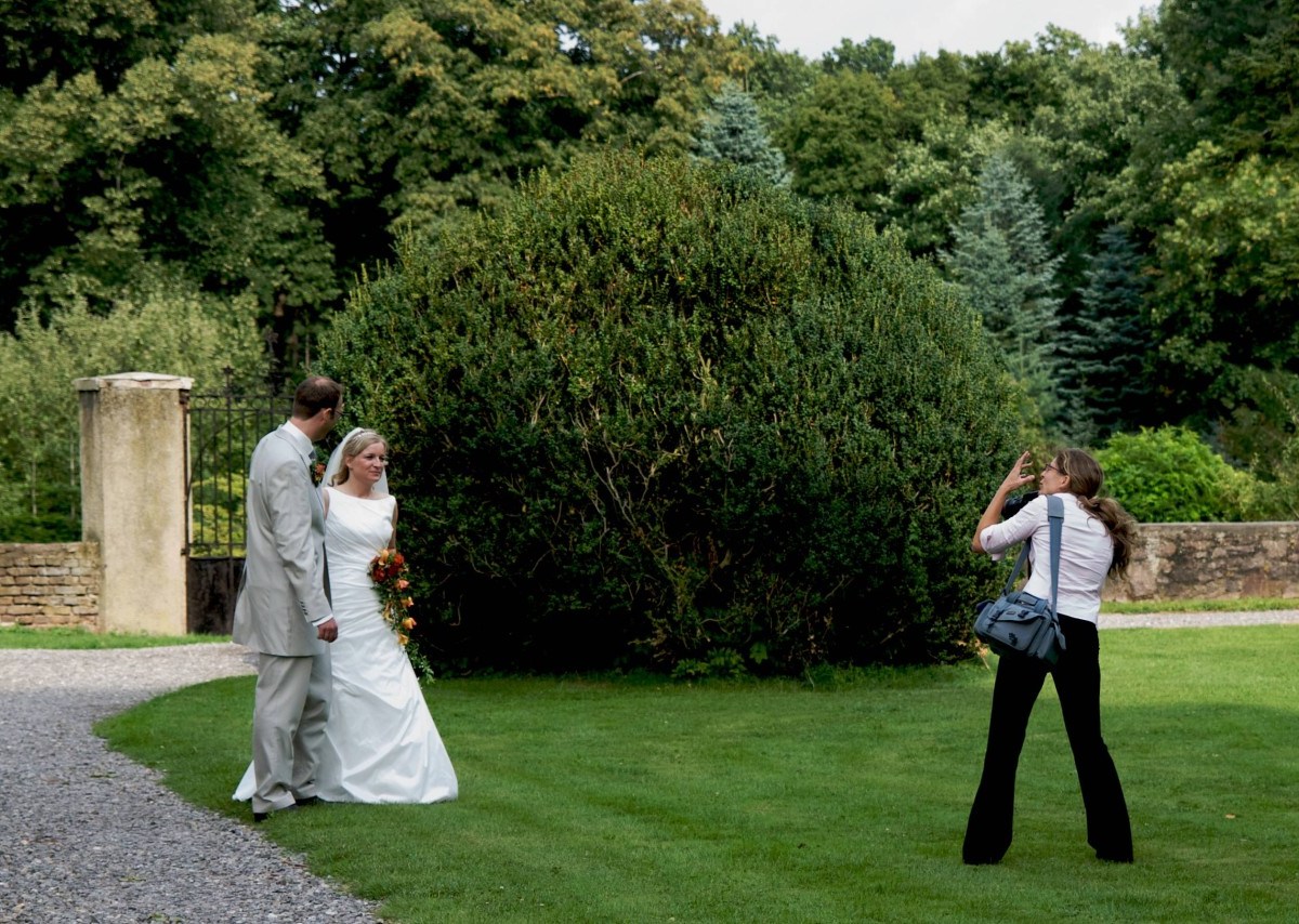 Für ihre Hochzeit will die Braut eine Fotografin engagieren. Doch der stellen sich bei dem Angebot die Nackenhaare auf. (Symbolbild)