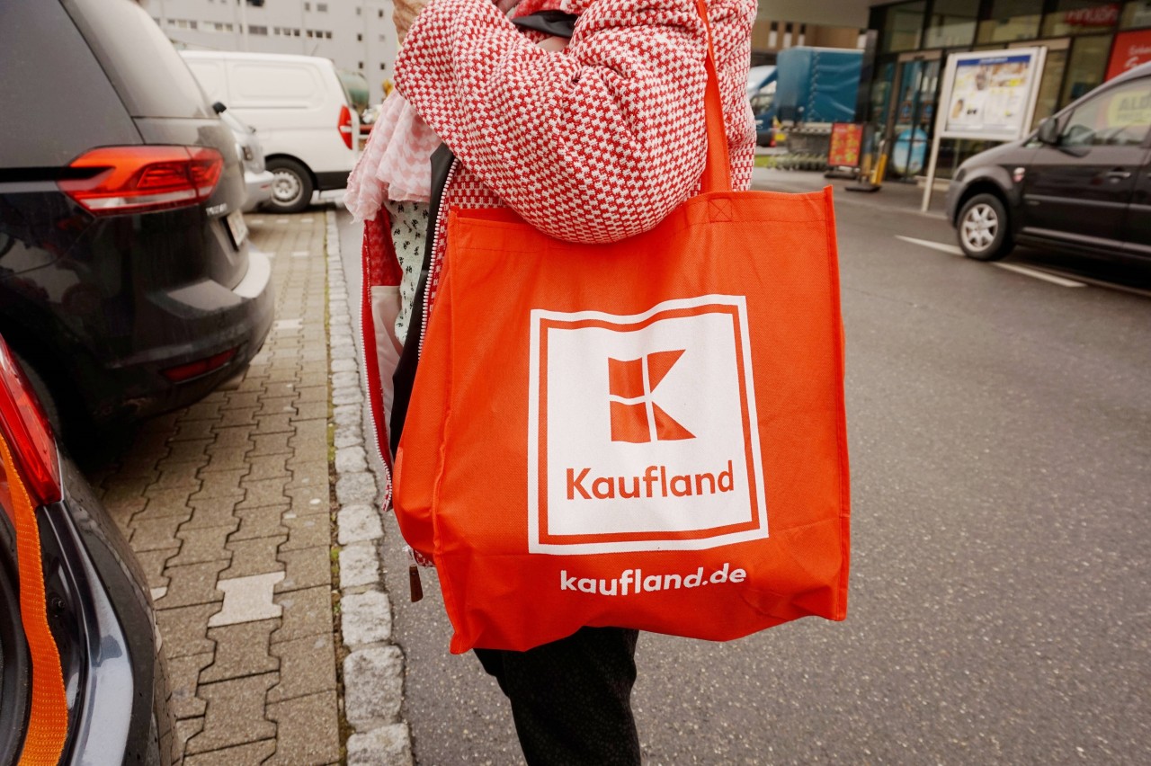 Viele Kunden fürchten an der SB-Kasse aus Versehen zu klauen. Einer Kundin ist das passiert. (Symbolfoto)