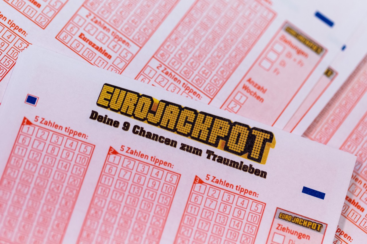 Ein Paar gewinnt im Lotto, doch ein Detail entgeht ihm beinahe. (Symbolbild)