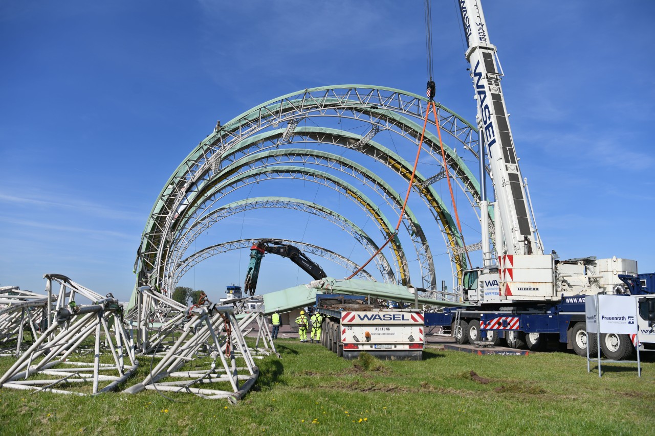 Am Donnerstag (21. April) stand schon nur noch das Gerippe der Luftschiffhalle in Mülheim. Am Freitag verschwindet es ganz.