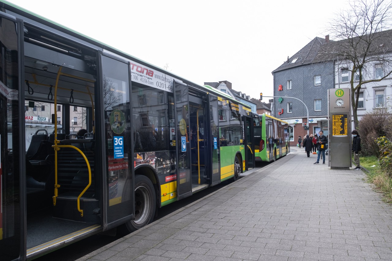 In Oberhausen ist eine Frau nach einem Sturz im Bus verstorben (Symbolfoto).