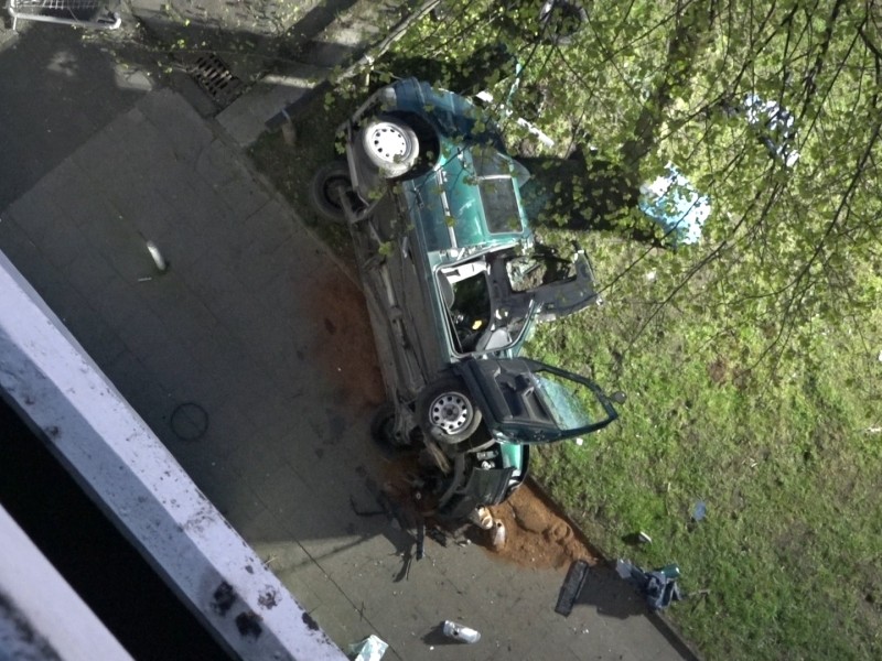 Ein furchtbarer Anblick: Der völlig demolierte VW Golf nach dem Parkhaus-Sturz in Essen.