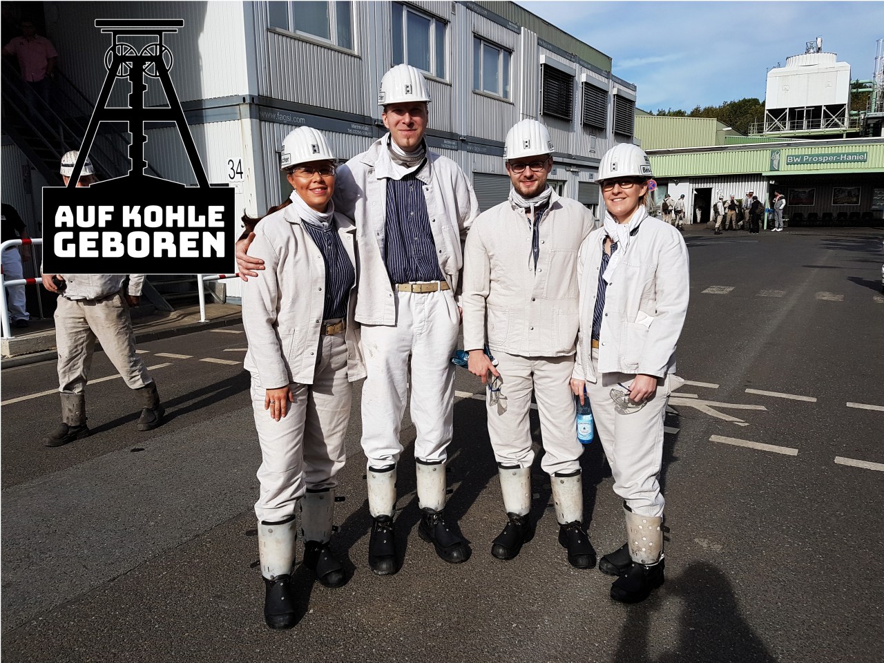 DER WESTEN-Leser Natalie und Björn Hardtke, Sebastian Brühmann und Nina Gross (v.l.) vor der Grubenfahrt auf Prosper Haniel in Bottrop.