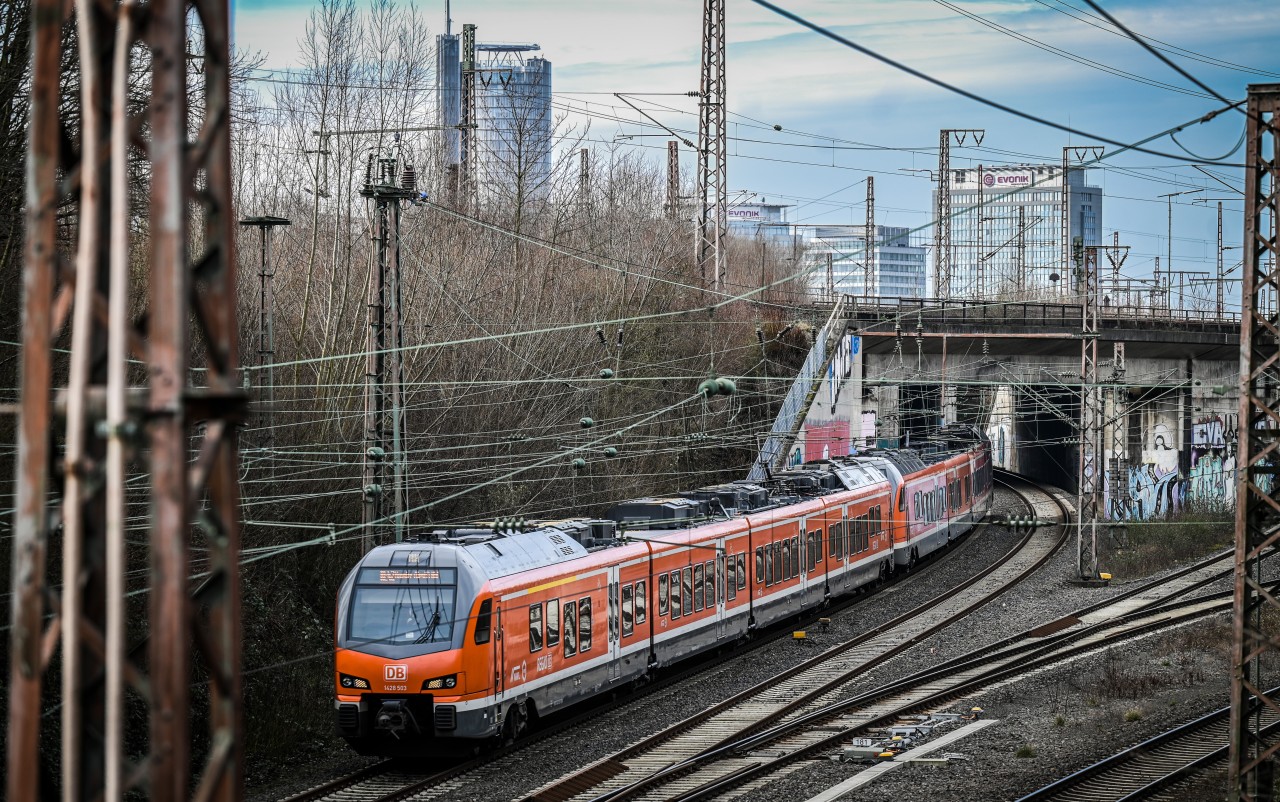 Vier Männer haben in einem RE in NRW gepöbelt. (Symbolbild)