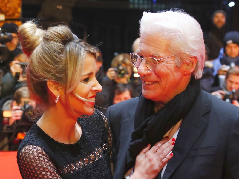 Hollywood-Star Richard Gere („Pretty Woman“) wird mit 69 Jahren zum zweiten Mal Papa. Seine Frau Alejandra schrieb am 16. September auf Twitter: „Erhalten gerade den Segen für unseren Schatz, der bald kommt“. Der Segen kam vom befreundeten Dalai Lama. Beide haben bereits Kinder aus früheren Ehen. 