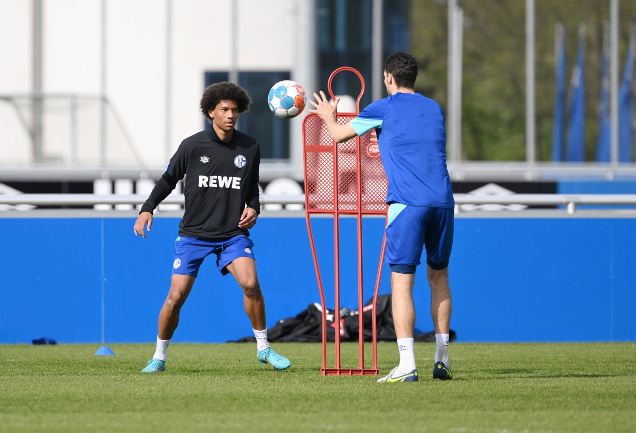 Sidi Sané (links) durfte erstmals bei den Schalker-Profis mittrainieren.