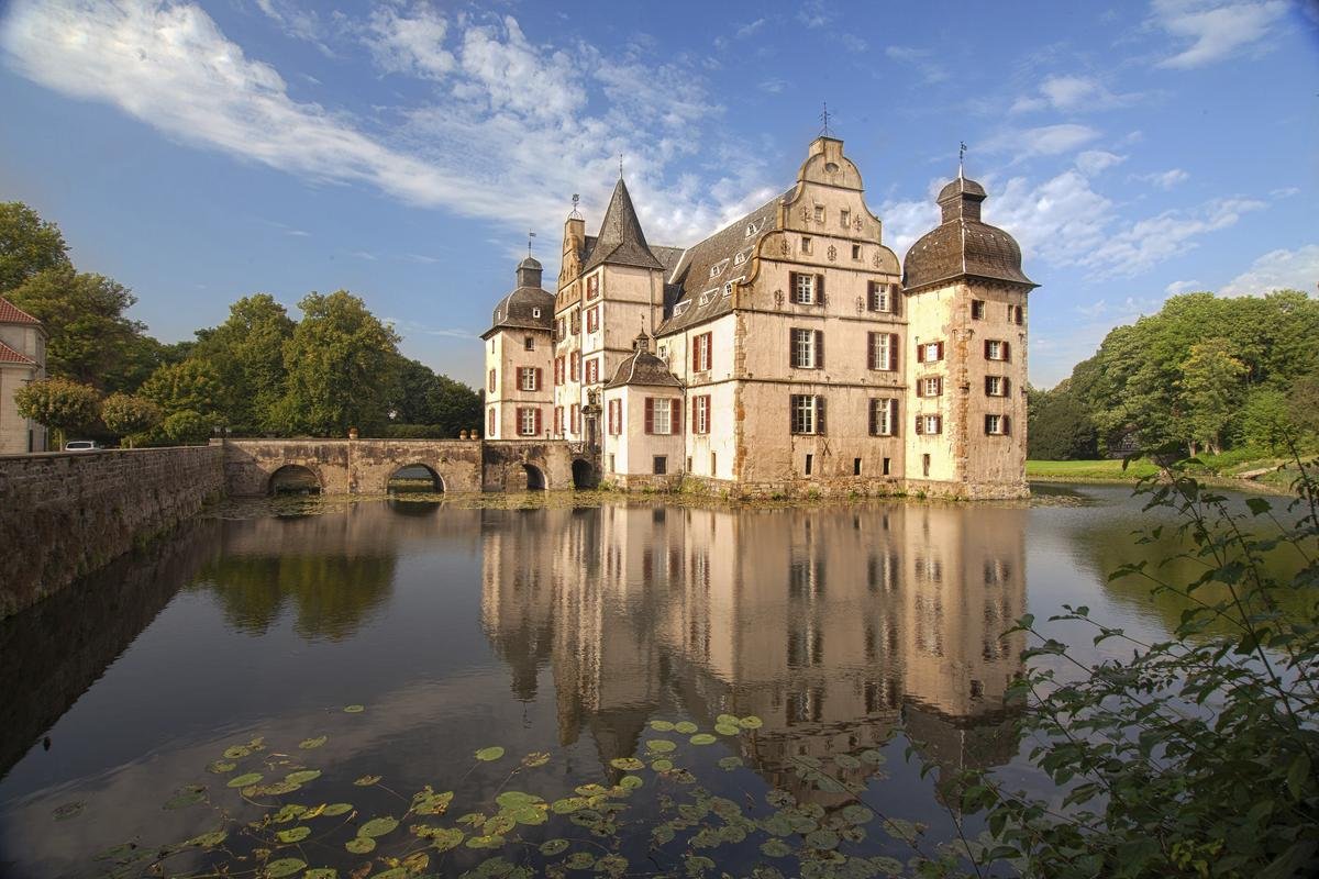 Schloss Bodelschwingh in Dortmund ist ein alter Adlerssitz im Stil der Renaissancezeit.