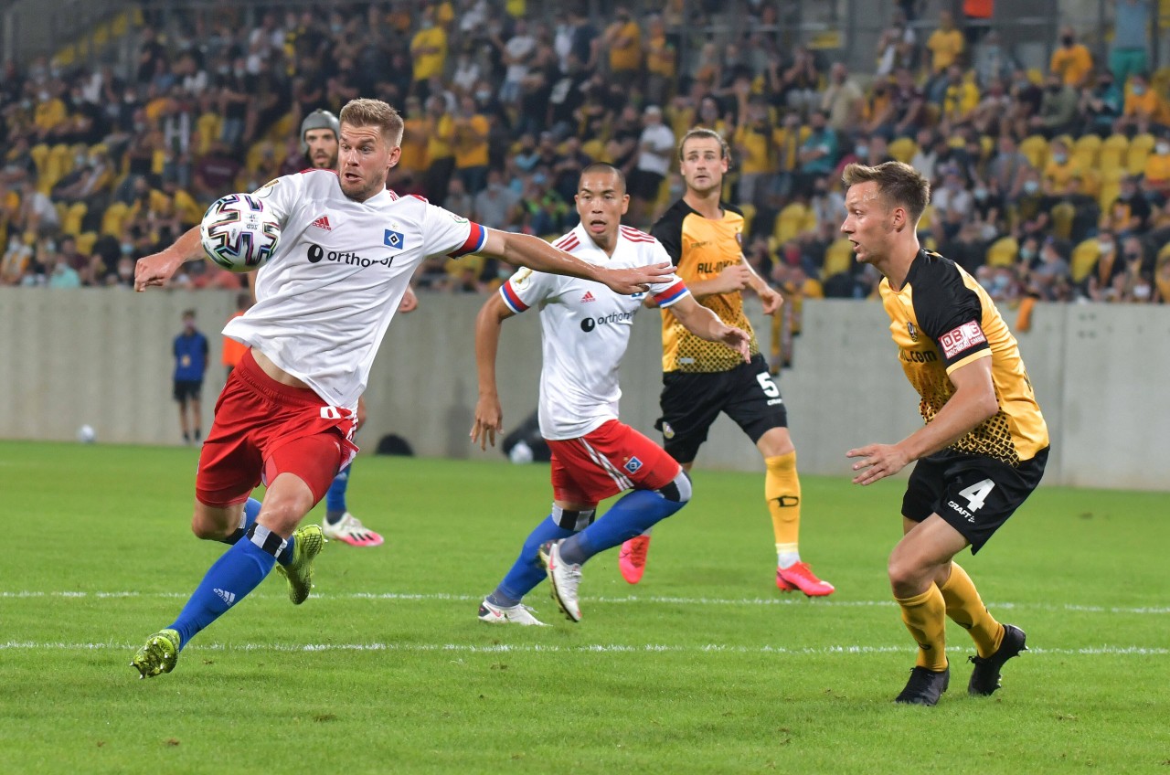 Im DFB-Pokal 2020 trafen Terodde (l.) und Tim Knipping (r.) zuletzt aufeinander.