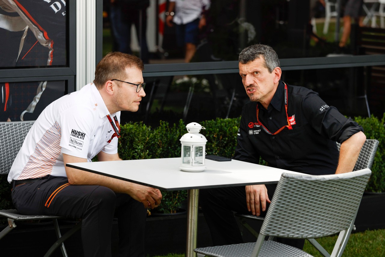 Günther Steiner im Gespräch mit Andreas Seidl. 