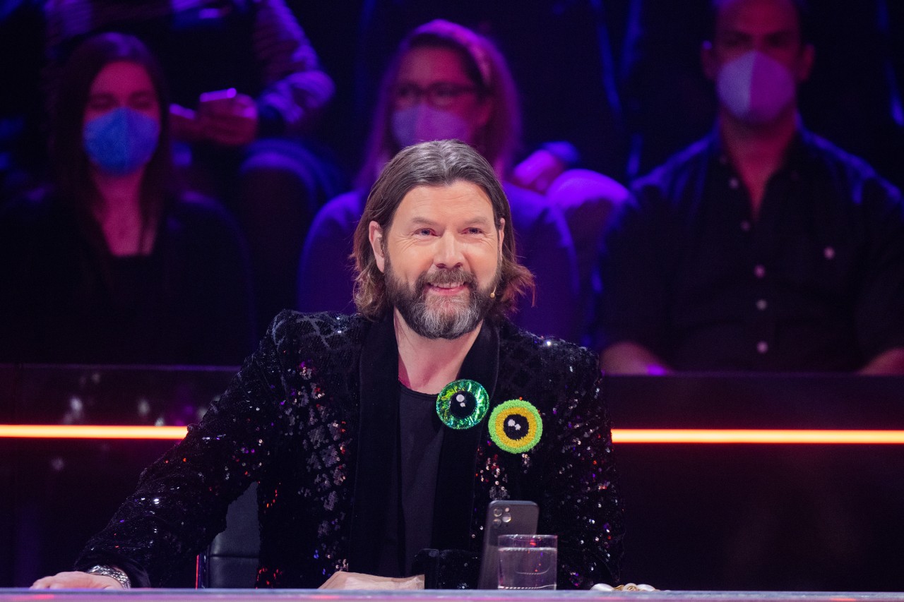 Rea Garvey macht dem Zebra bei „The Masked Singer“ 2022 ein verlockendes Angebot.