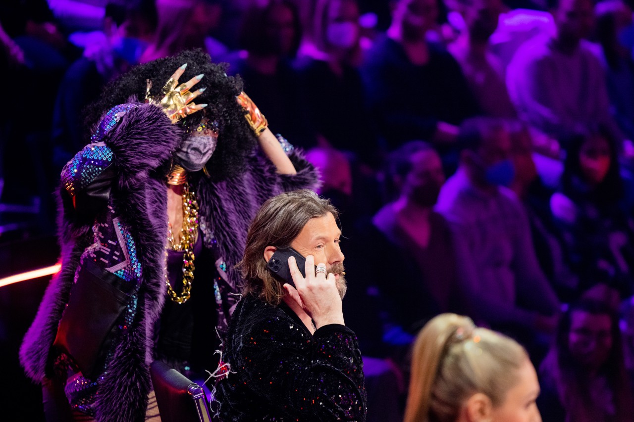 „The Masked Singer“-Jury-Mitglied Rea Garvey und der Gorilla.