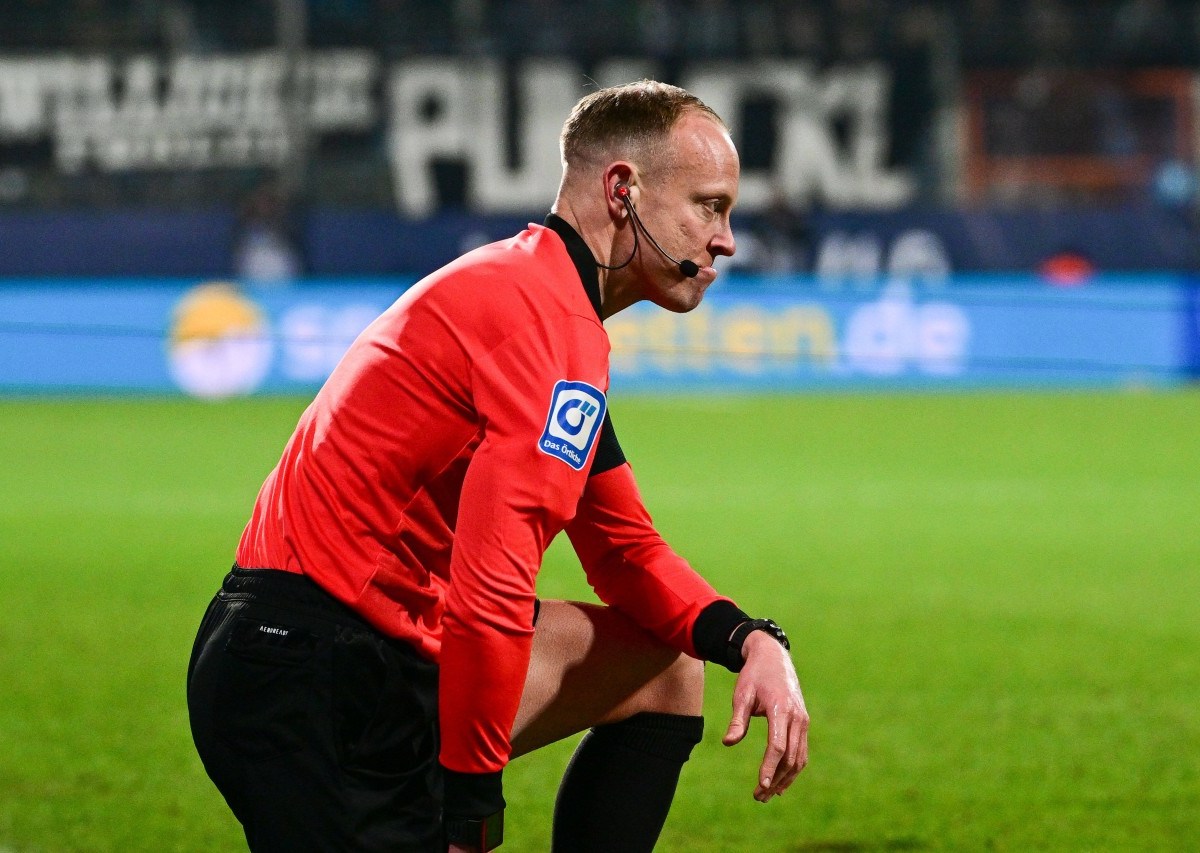 VfL Bochum: Linienrichter Christian Gittelmann fühlte sich benommen, nachdem er von dem Becher getroffen wurde.