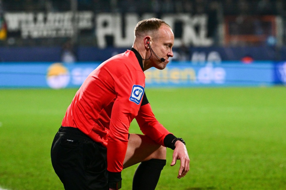 VfL Bochum: Linienrichter Christian Gittelmann fühlte sich benommen, nachdem er von dem Becher getroffen wurde.