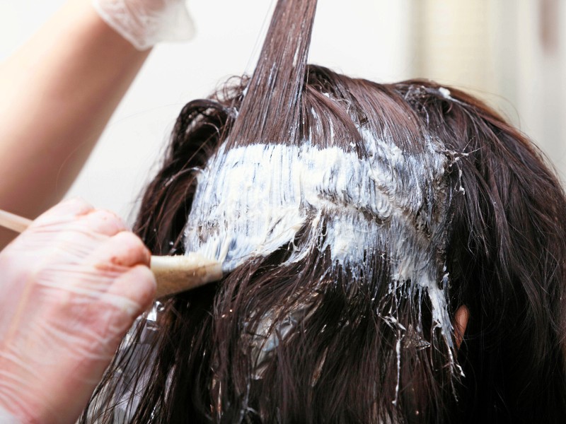 3. April 2019: In Lübeck hat eine Frau aus gekränkter Eitelkeit zu einer ungewöhnlich drastischen Maßnahme gegriffen: Sie wählte die 110. Weil sie mit ihrer neuen Haarfarbe nicht zufrieden war.
Die Frau habe „ein Riesenproblem“ gemeldet, wie die Polizei auf Facebook mitteilte. Schließlich sei sie „schon dreimal umgefärbt“ worden. Die erhoffte Besserung brachte ihr der Notruf allerdings nicht ein. Im Gegenteil. Es gab nur den netten Hinweis, dass der Notruf für so etwas nicht bestimmt ist: „Wir helfen immer gerne, aber für eine ausführliche Frisurenberatung ist die Polizei nicht der richtige Ansprechpartner, schon gar nicht der Notruf.“