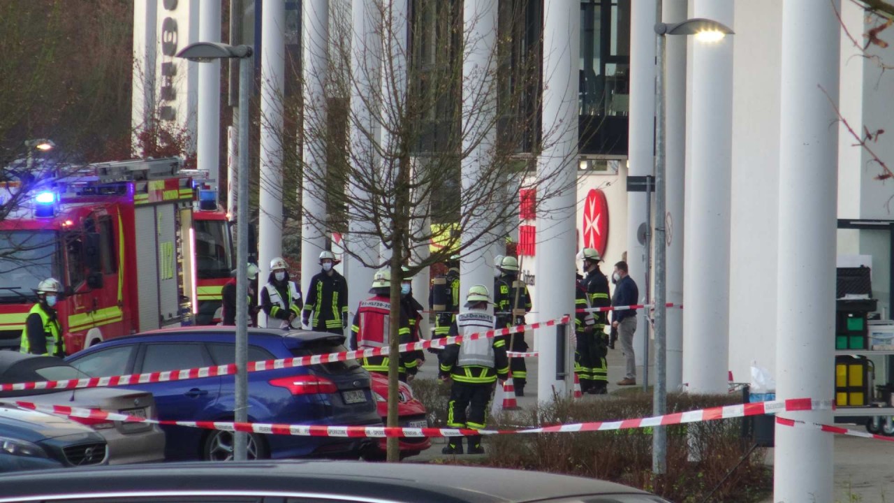 ABC-Großeinsatz in Johanniter-Klinik! Eine Person wurde ins Krankenhaus gebracht