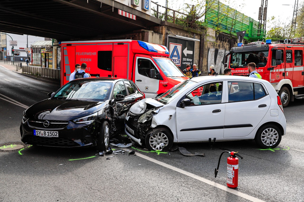 Zwei Autos sind bei einem Abbiegemanöver zusammengestoßen. Zwei Personen wurden verletzt.