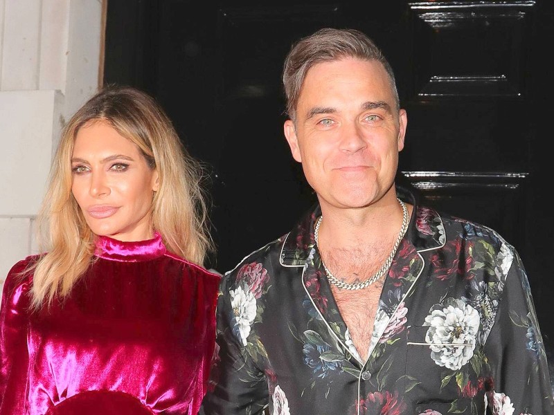 Robbie Williams und Ehefrau Ayda Field sind im September erneut Eltern geworden. Das Paar bekam eine Tochter – ausgetragen von einer Leihmutter. Ayda Field verkündete die Geburt auf Instagram und verriet direkt den Namen des Mädchens: Colette (Coco) Josephine Williams. Die Kleine hat noch einen großen Bruder und eine große Schwester. Wir zeigen prominentes Baby- und Liebesglück 2018.