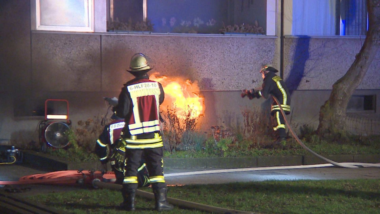 Dortmund: eueralarm mitten in der Nacht – die Feuerwehr rückte in der Nacht von Freitag auf Samstag nach Scharnhorst aus.