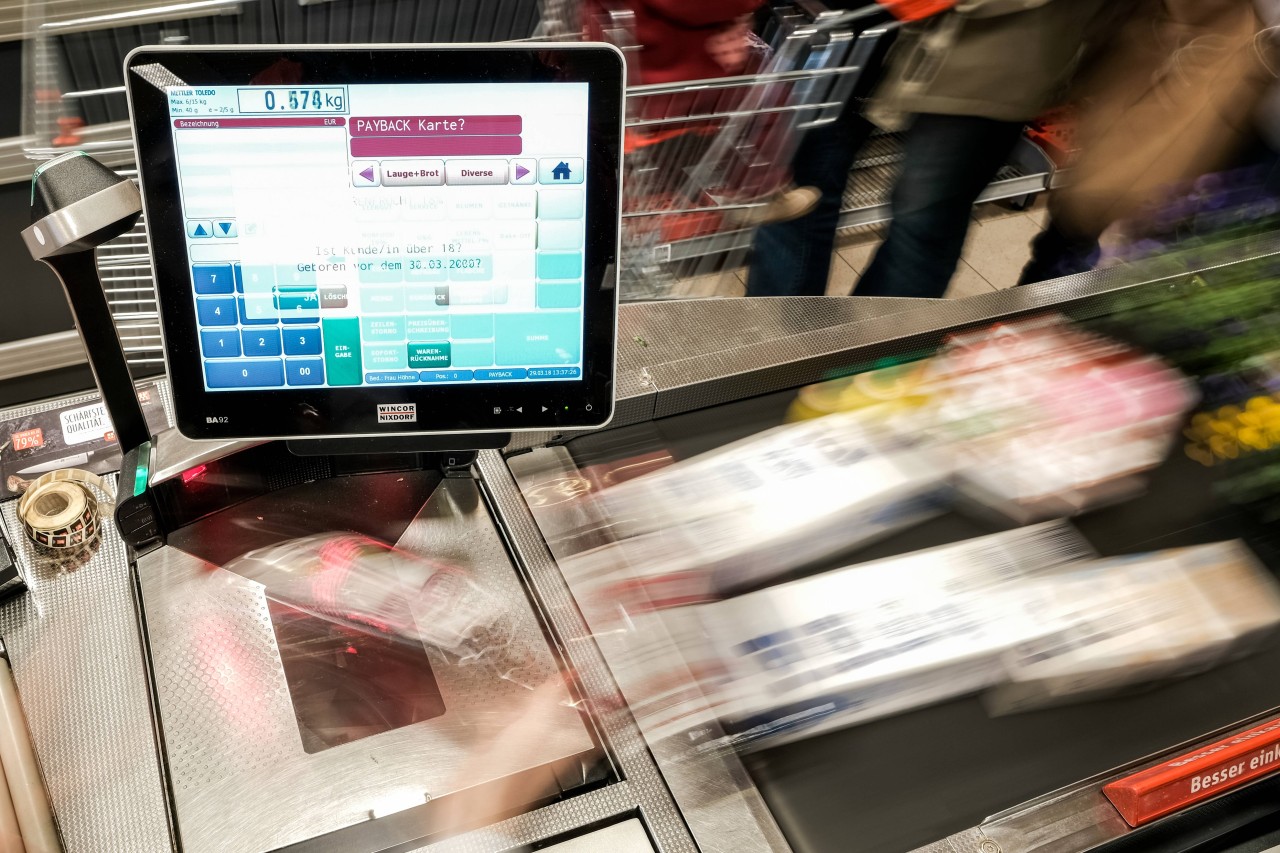 Bei deinem Einkauf bei Edeka, Rewe, Aldi und Co. solltest du in nächster Zeit an der Kasse genau hingucken. (Symbolbild)