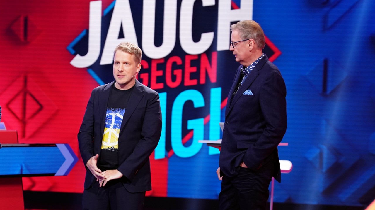 Auch Oliver Pocher (l.) bekommt bei „Jauch gegen Sigl“ sein Fett weg.