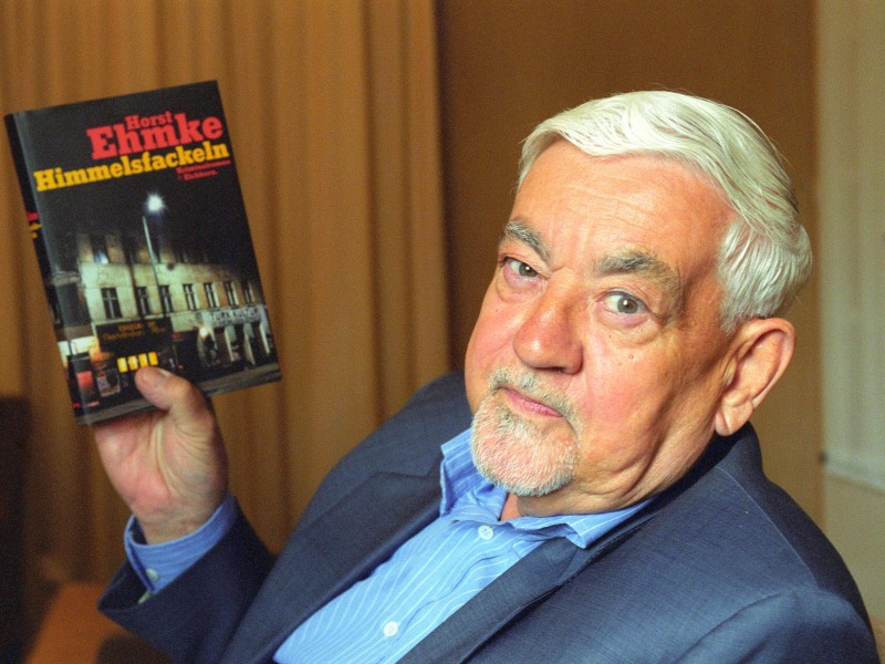 Der ehemalige SPD-Politiker und Schriftsteller Horst Ehmke – hier mit seinem Buch „Himmelsfackeln in Bonn“ – ist am 12. März im Alter von 90 Jahren gestorben. Der in Danzig geborene Jura-Professor war als Chef der Regierungszentrale (1969 bis 1972) eine wichtige Stütze für Kanzler Willy Brandt. An der Durchsetzung der Ostpolitik war Ehmke als „Spezialist für alles“ entscheidend beteiligt. 