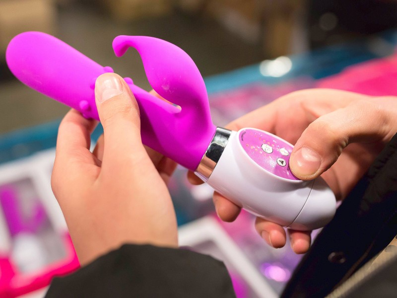 Ende März 2017: Ein Frau wehrt sich in Hannover erbittert gegen ihre Festnahme, nachdem beim Diebstahl eines Vibrators erwischt worden war. Höhepunkt ihres Kampfes: Sie beißt den Ladendetektiv. Die Polizei vermerkt in der zugehörigen Mitteilung: „Es ist unklar, was die Frau so erregte.“