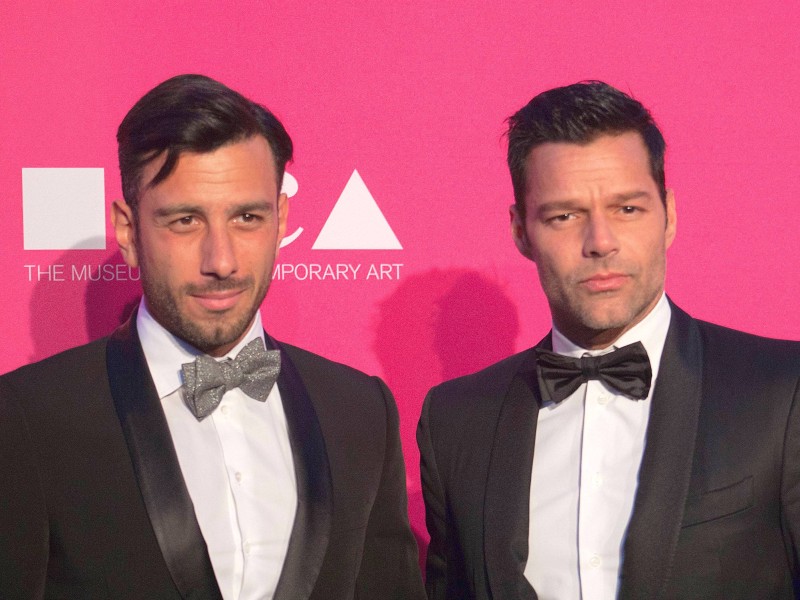 Ricky Martin (r.) machte 2016 seine Verlobung mit seiner großen Liebe Jwan Yosef in der Show von Ellen DeGeneres bekannt. Im Januar läuteten nun die Hochzeitsglocken für den „Livin` La Vida Loca“-Sänger und den schwedisch-syrischen Künstler. „Wir haben die Gelübde abgelegt, alles geschworen und alle Papiere unterschrieben, die wir unterschreiben mussten“, so der Sänger. Der puertoricanische Popstar hat zwei Zwillingssöhne, die 2008 von einer Leihmutter ausgetragen wurden. 