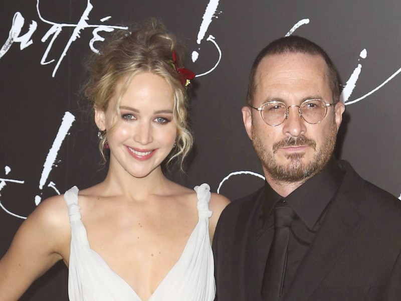 Eines der Promi-Paare von Hollywood, die US-Schauspielerin Jennifer Lawrence (27) und der Regisseur Darren Aronofsky (48), haben sich getrennt. Das Paar war seit September 2016 zusammen gesehen worden, hatte sich aber weitgehend aus der Öffentlichkeit zurückgehalten. Die beiden waren nach dem Dreh des Psychothrillers „Mother!“ zusammengekommen, in dem sie die Hauptrolle spielte. Nun geht das Paar nach acht Jahren Ehe getrennte Wege. 