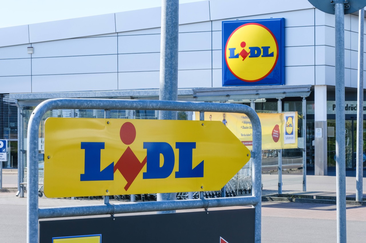 Ein Lidl-Kunde beschwert sich über den Umgang mit alten Backwaren beim Discounter. (Symbolbild)