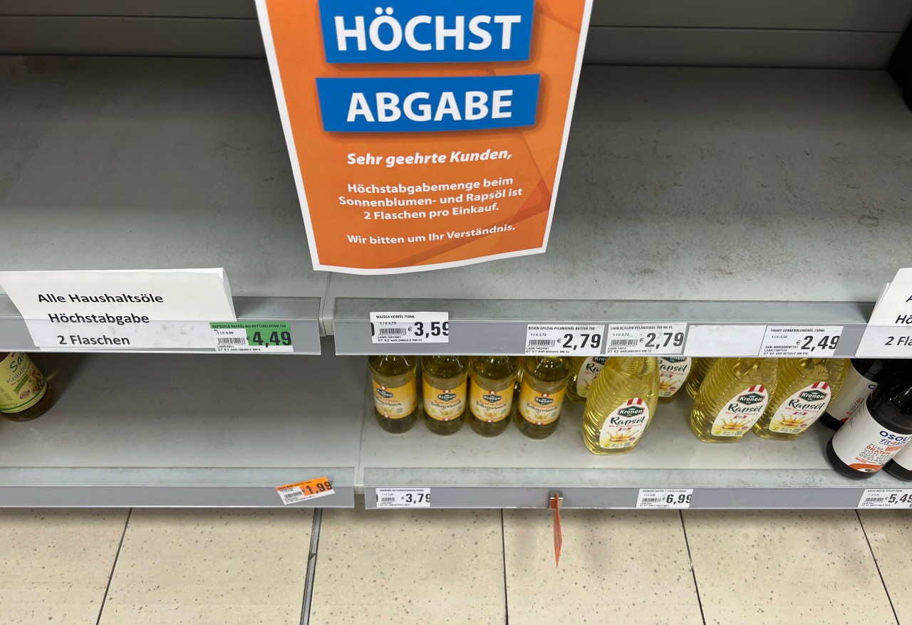 Manch ein Supermarkt oder Discounter verkauft das Öl aufgrund der Hamsterkäufe nur noch zu haushaltsüblichen Mengen. 