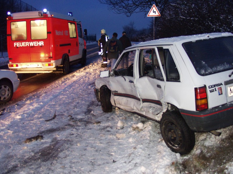 Falsch: Wer bei Glatteis einen Unfall baut, bleibt auf den Kosten sitzen.

Wer bei Eisesglätte beruflich unterwegs ist und einen Unfall baut, dem hilft das Finanzamt. Die Aufwendungen für Reparatur, Gutachter und vieles mehr lassen sich als Werbungskosten von der Steuer absetzen. Auch könnte der Chef die Kosten - steuerfrei - übernehmen.