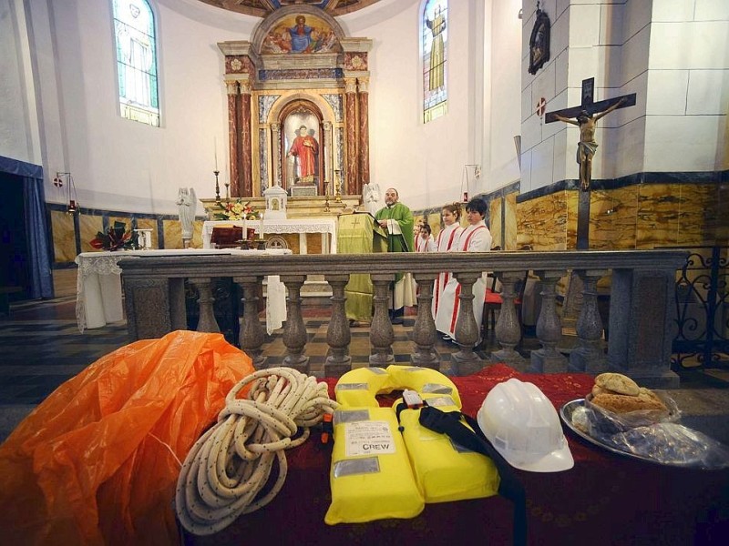 In der Kirche des Küsten-Dorfes wurde ein Gottesdient abgehalten. Die meisten Überlebenden des Unglücks..