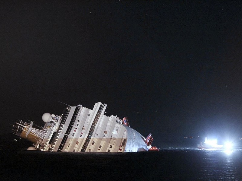 ...in Italien ist immer noch kritisch. Der Tank des Schiffes droht auszulaufen.