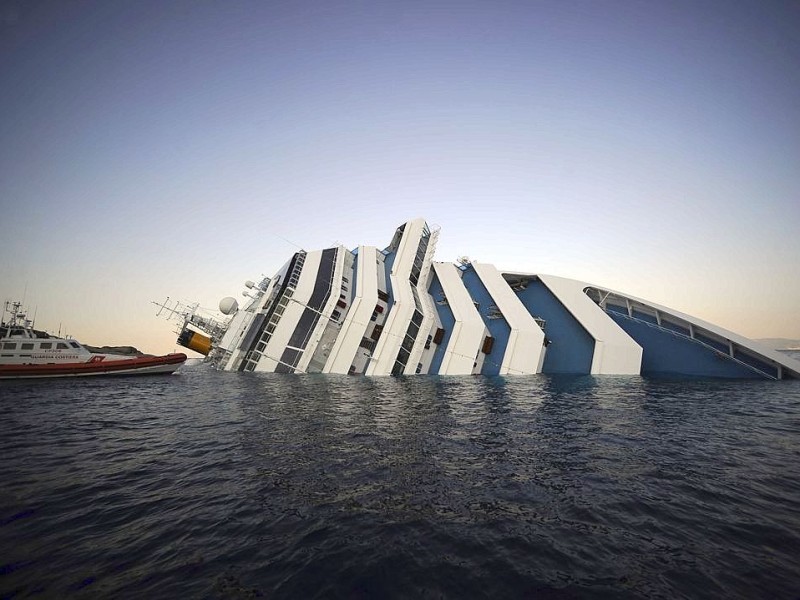 ...seitlich im Wasser. Der Kapitän des Schiffes,...