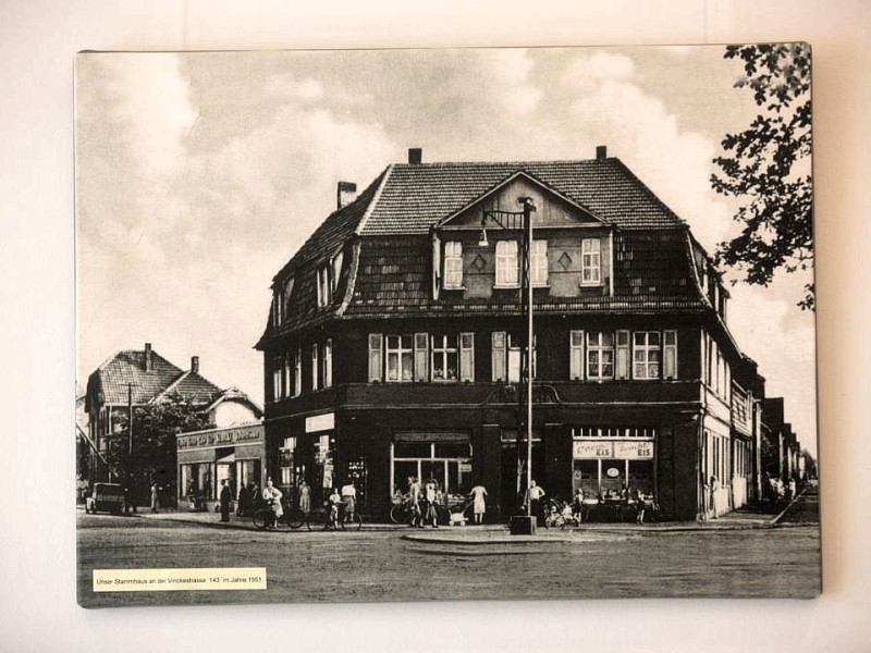 Die Baeckerei und Konditorei Auffenberg in Ickern in Castrop-Rauxel gehoert am Mittwoch, 11. April 2012, zu den wenigen Betrieben mit Brot und Broetchen aus eigener Herstellung. Im Bild die Reproduktion eines Fotos des Stammhauses an der Vinckestrasse. Foto: Thomas Goedde / WAZ FotoPool